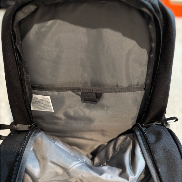 NWT - The North Face Pivoter Everyday Laptop Backpack - black , One Size - Picture 4 of 7